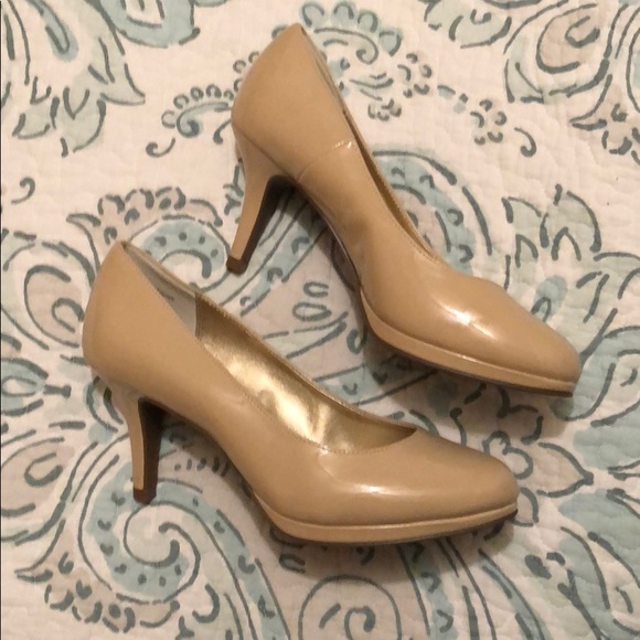 Kelly & Katie Shoes - Nude heels size 7W